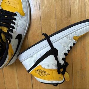 Women’s Air Jordan 1 Mid sneakers